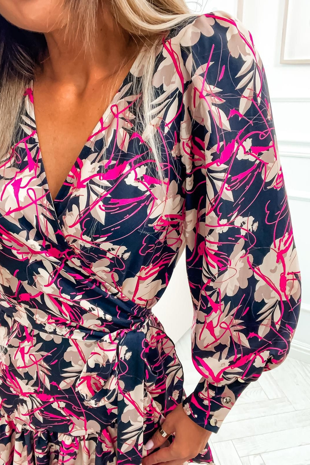 Vestido Curto ANNA - Flores Fúcsia e Manchas
