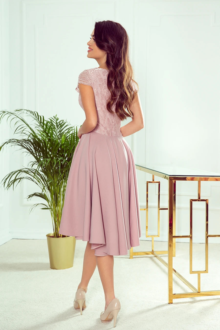 Vestido Assimétrico PATRICIA com Decote em Renda - Rosa Pó