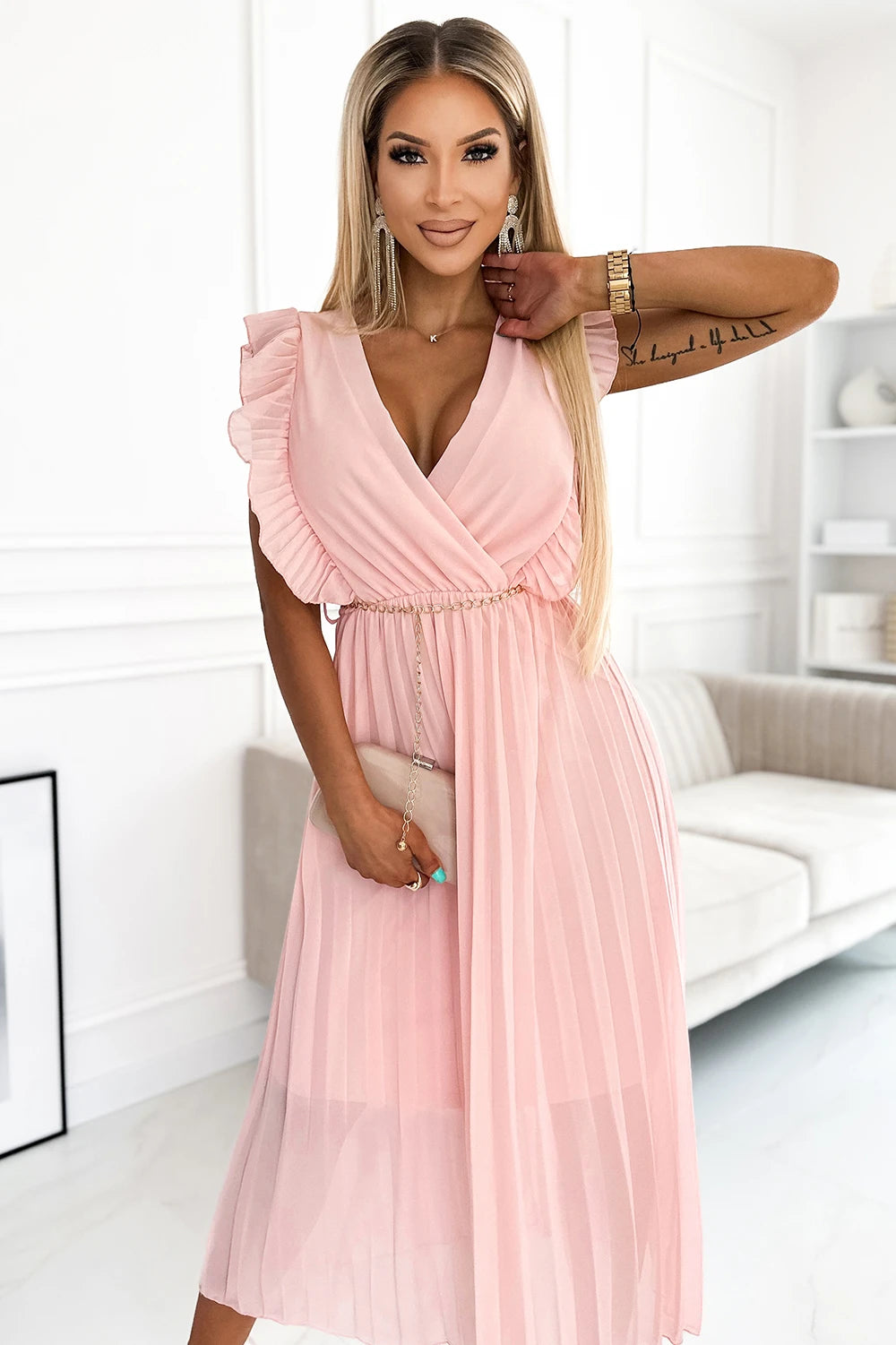 Vestido Plissado com Volantes e Corrente Dourada - Pêssego