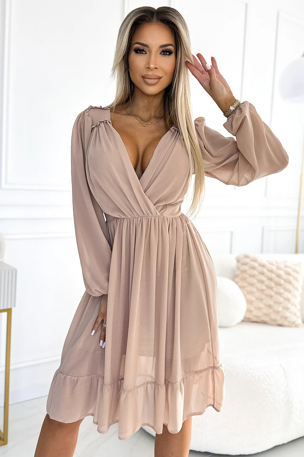 Vestido Midi de Chiffon MILA com Mangas Longas e Decote - Bege
