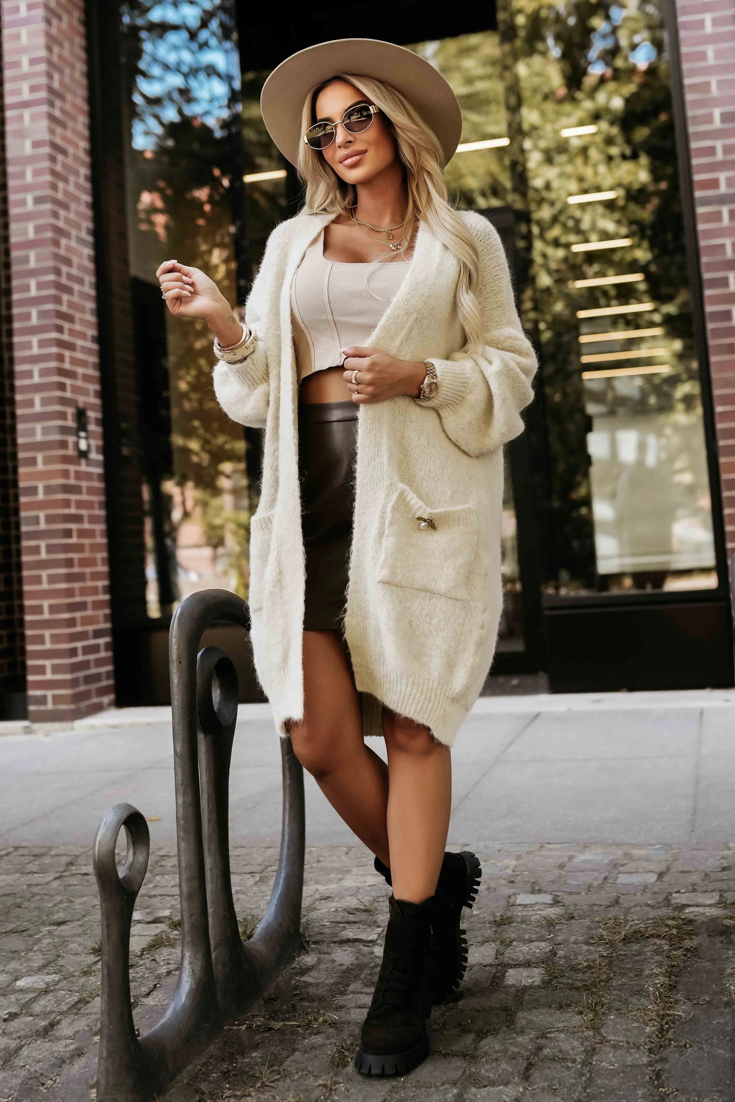 Cardigan Oversize Elegante com Broche Decorativo e Bolsos - Bege – vista 2