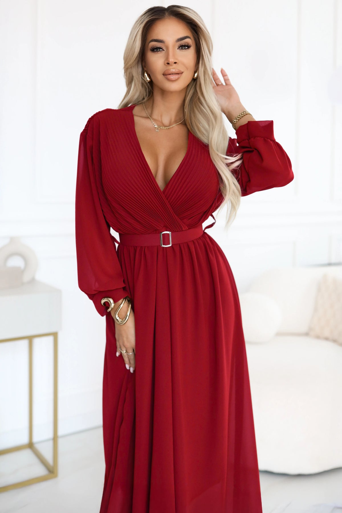 Vestido Longo Plissado Elegante com Cinto e Decote Envolvente - Bordô