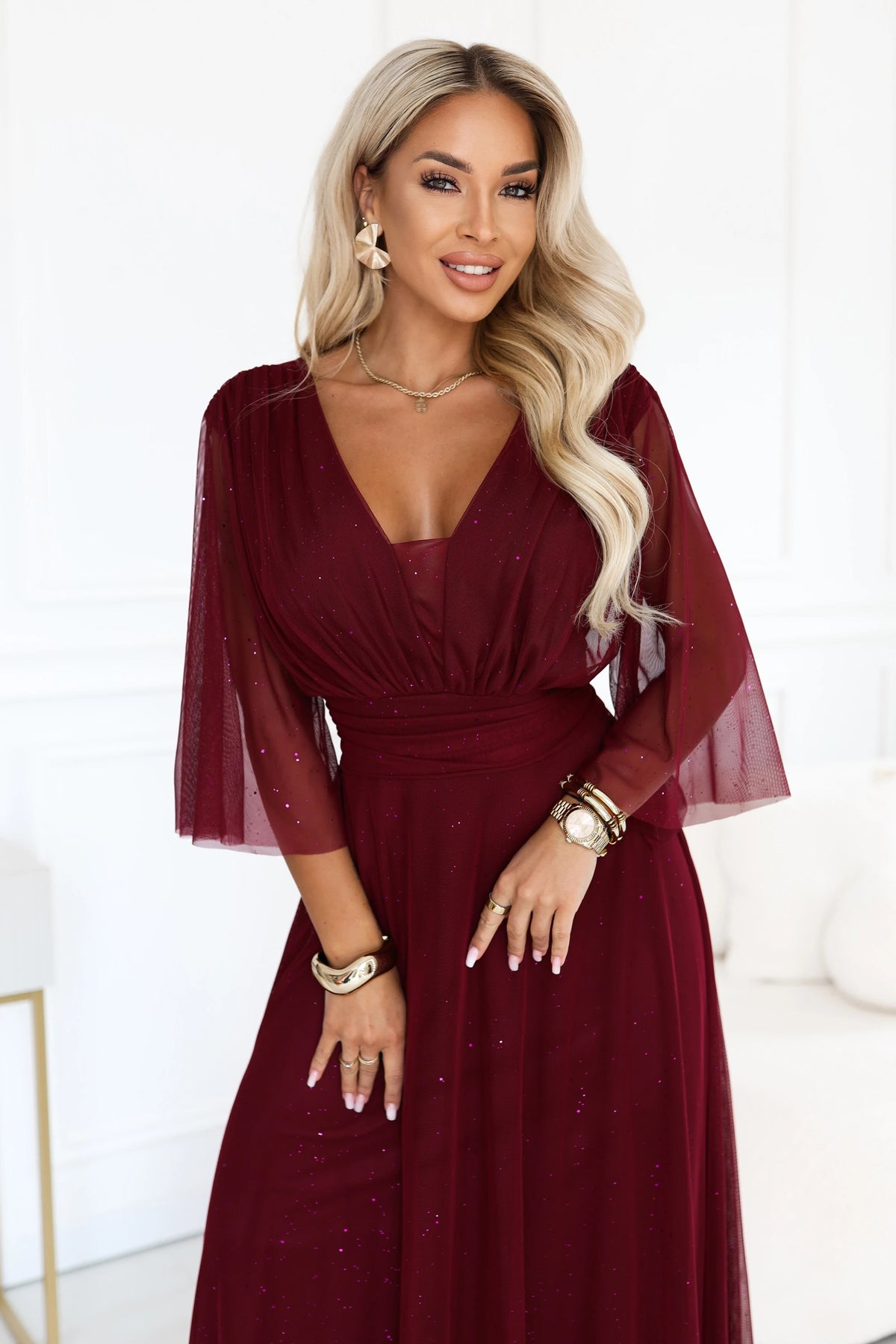 Vestido Longo para Tamanhos Grandes em Tule com Brilho e Manga Transparente - Bordô
