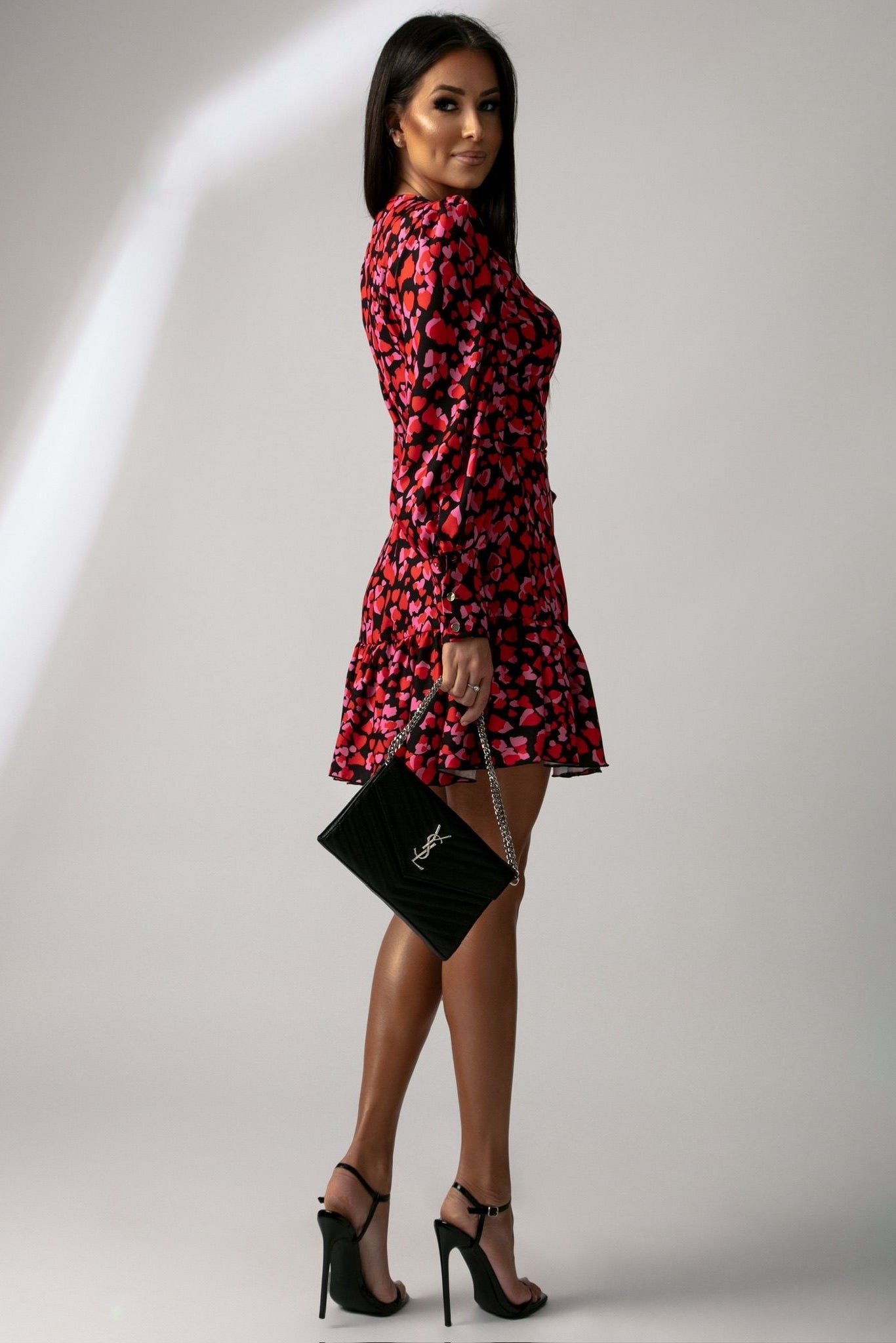 Vestido Curto ANNA - Corações em Fundo Preto