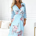 Vestido Midi Pregueado YUNA com Decote e Cinto - Rosas sobre Fundo Azul