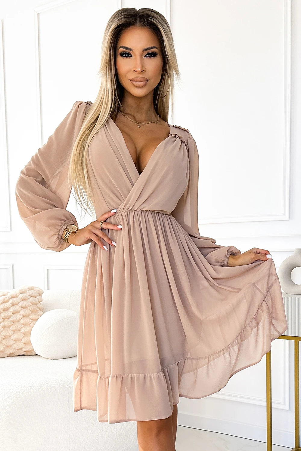 Vestido Midi de Chiffon MILA com Mangas Longas e Decote - Bege