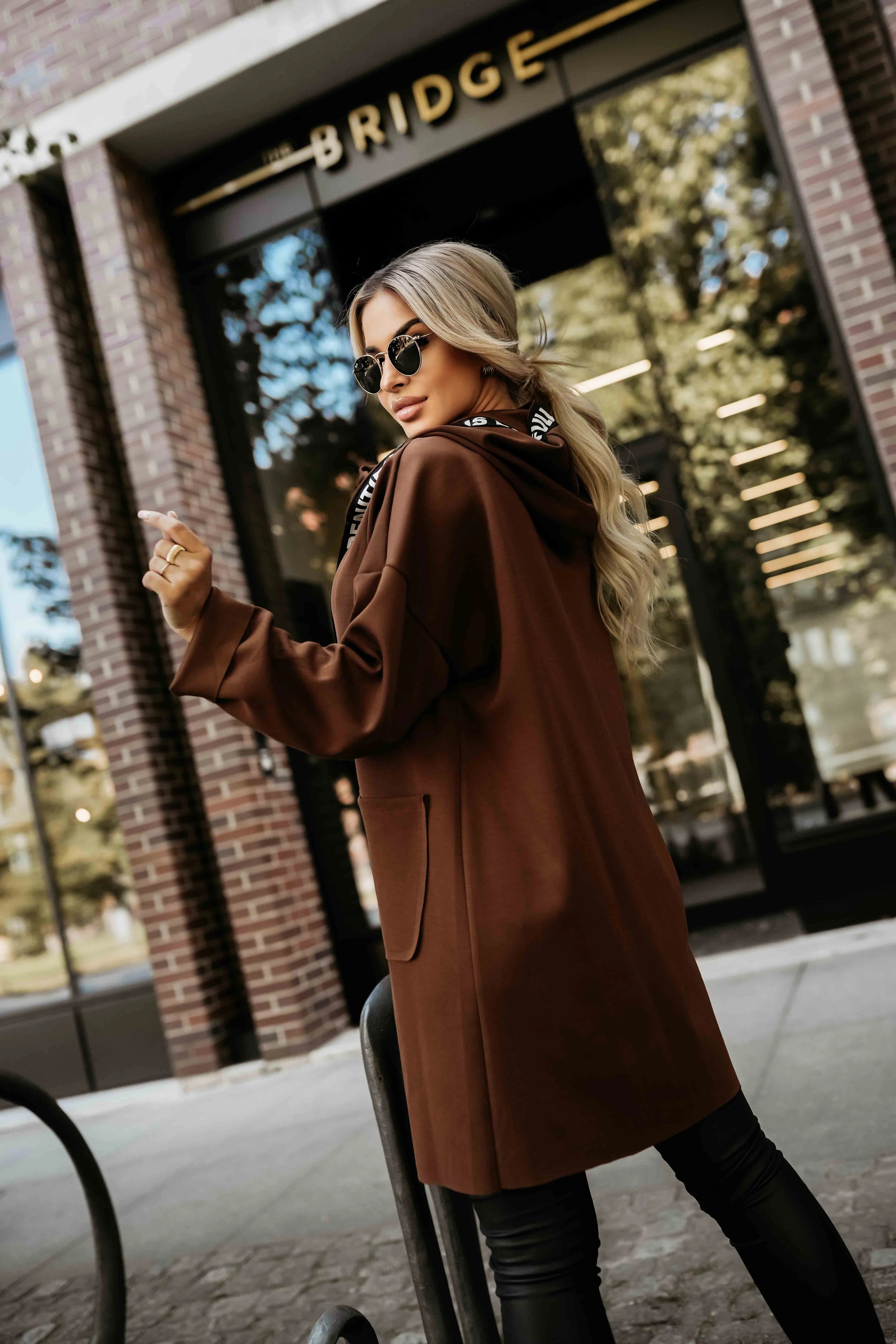 Casaco Casual com Fecho e Detalhes Elegantes - Chocolate