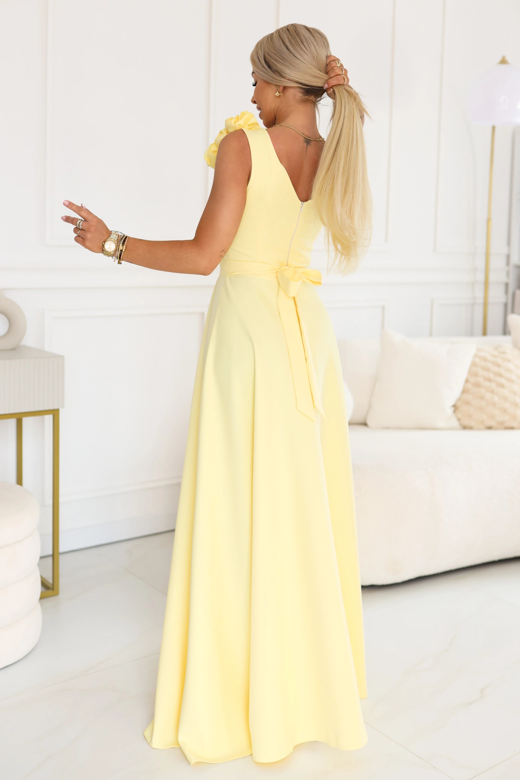 Vestido Maxi Elegante com Fenda e Rosas - Amarelo Manteiga — imagem 4