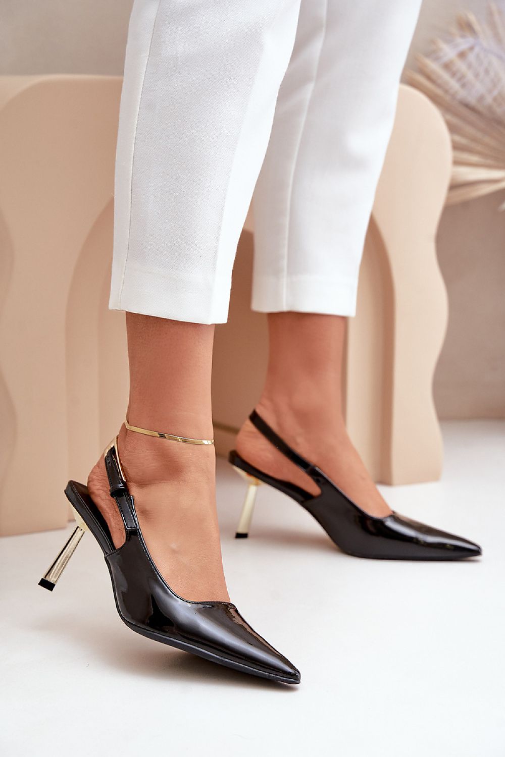  Sapatos de salto alto modelo 203540 Um passo em frente com estilo