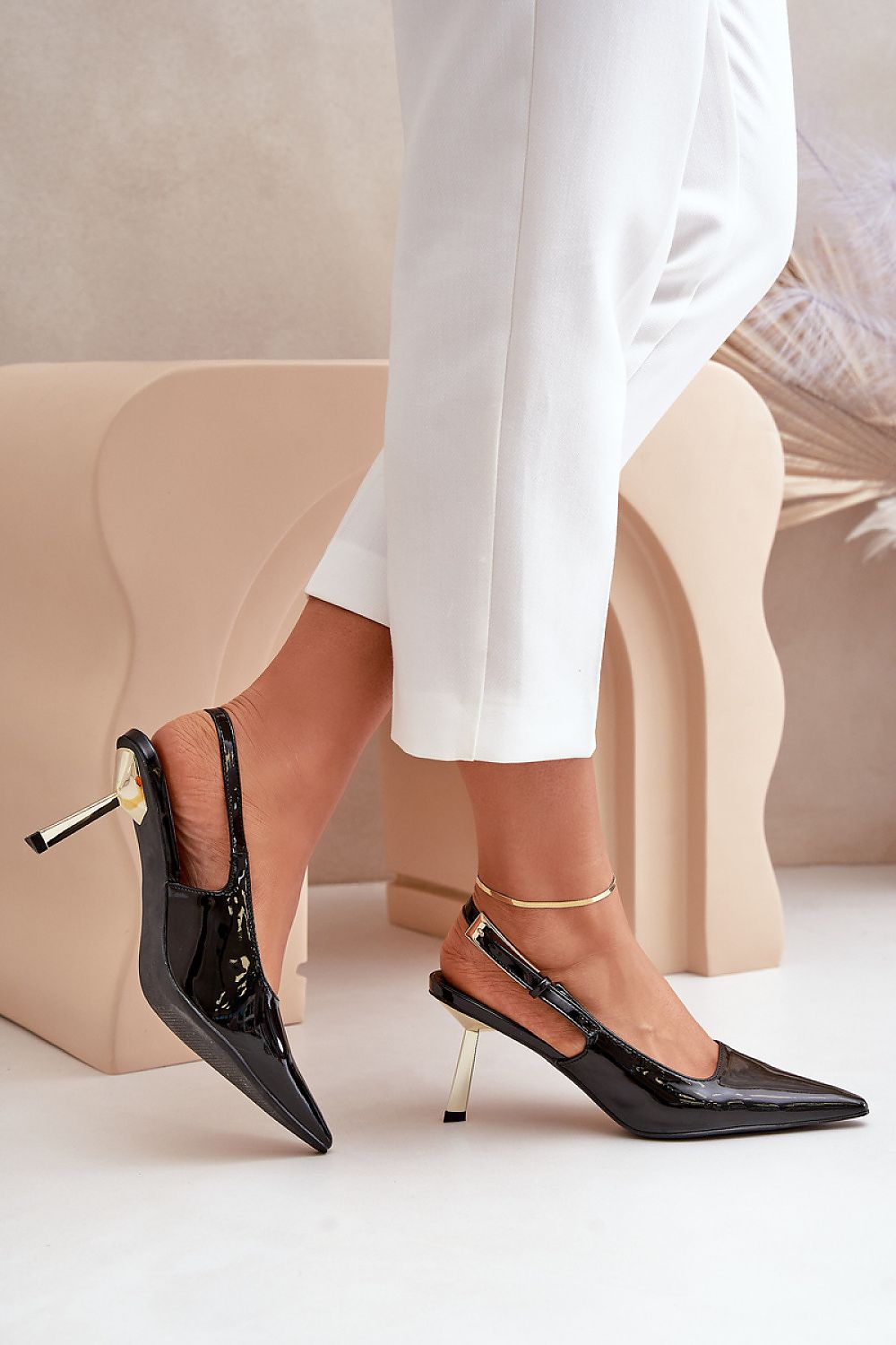  Sapatos de salto alto modelo 203540 Um passo em frente com estilo