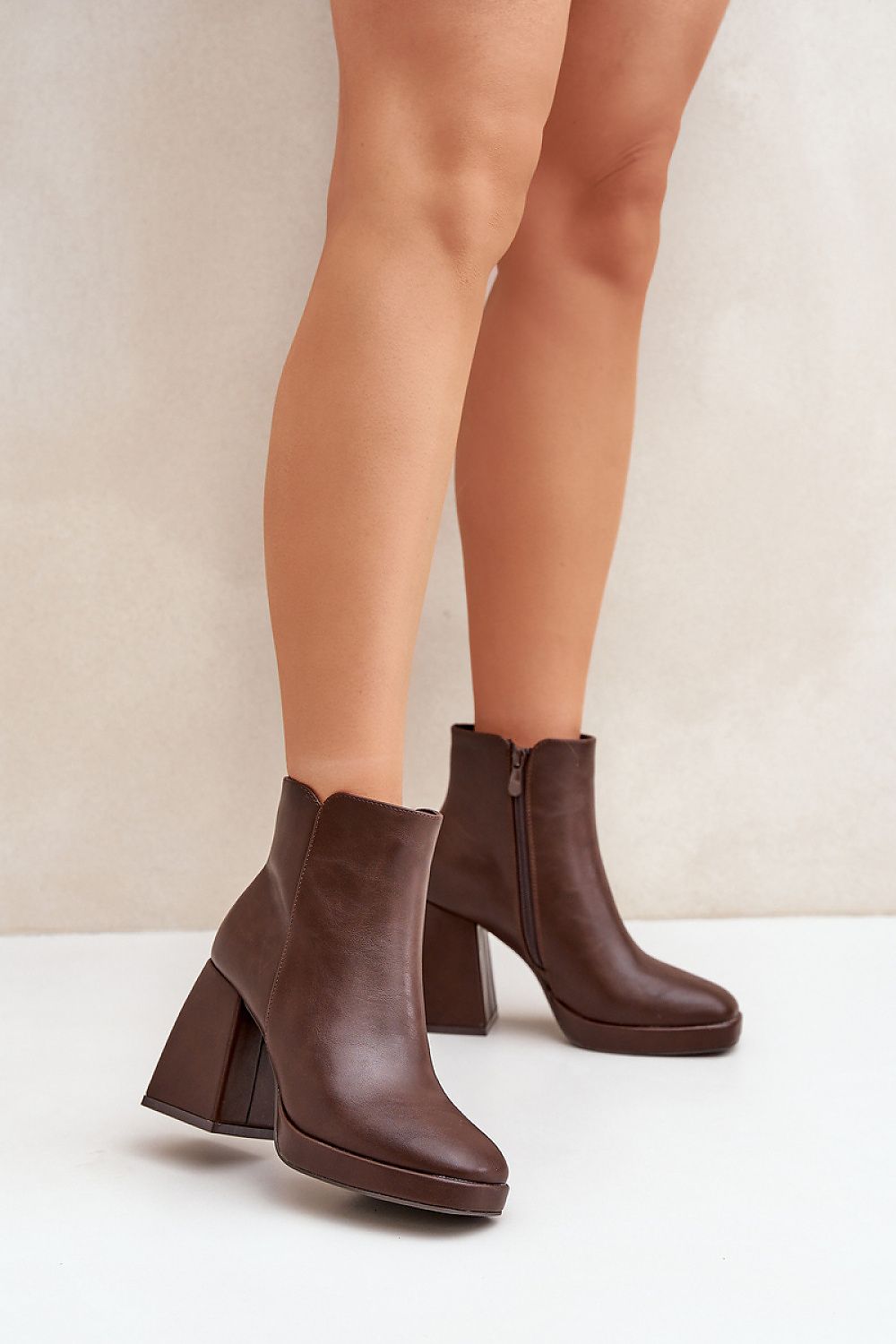  Botas de salto alto modelo 204675 Pise com estilo