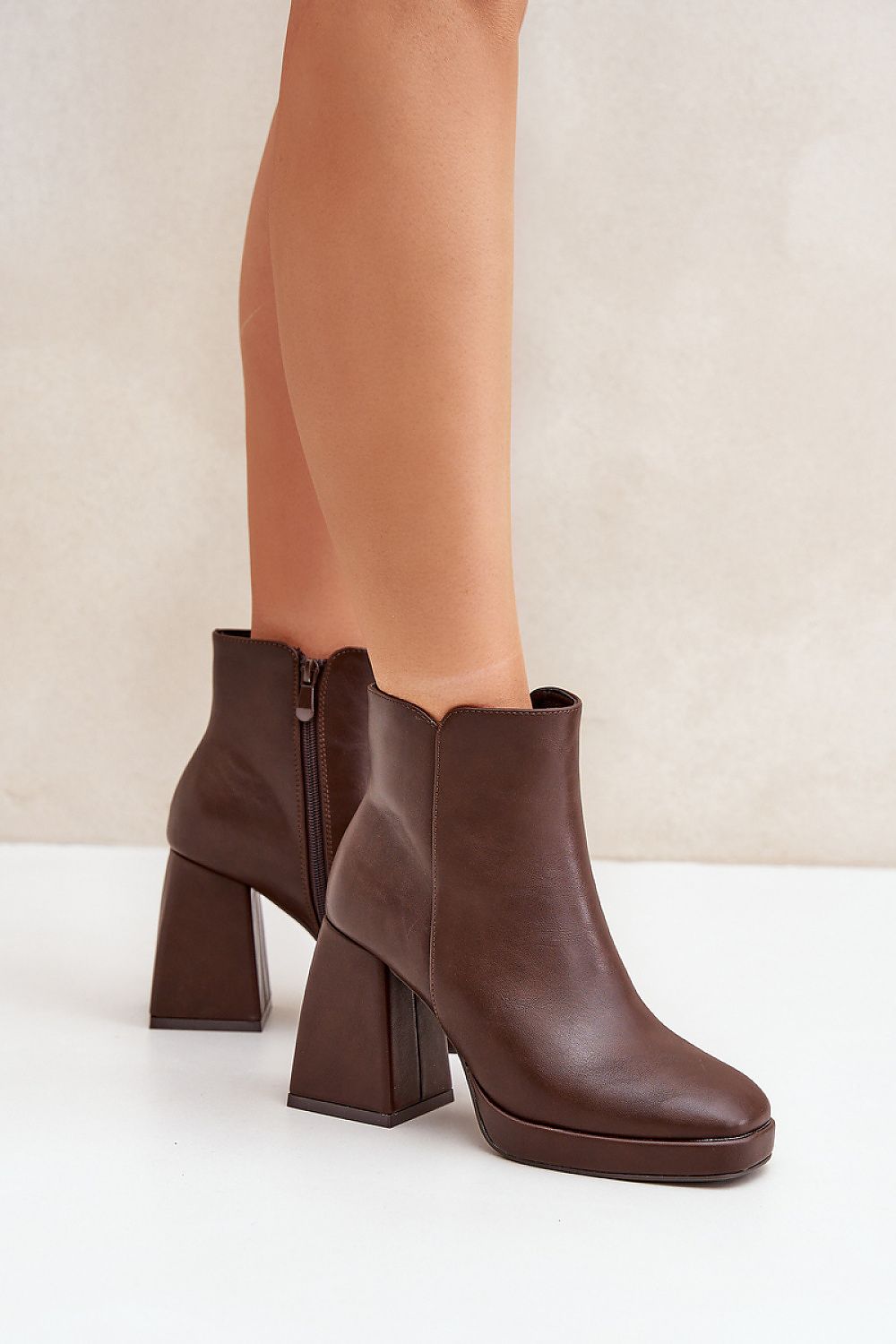  Botas de salto alto modelo 204675 Pise com estilo