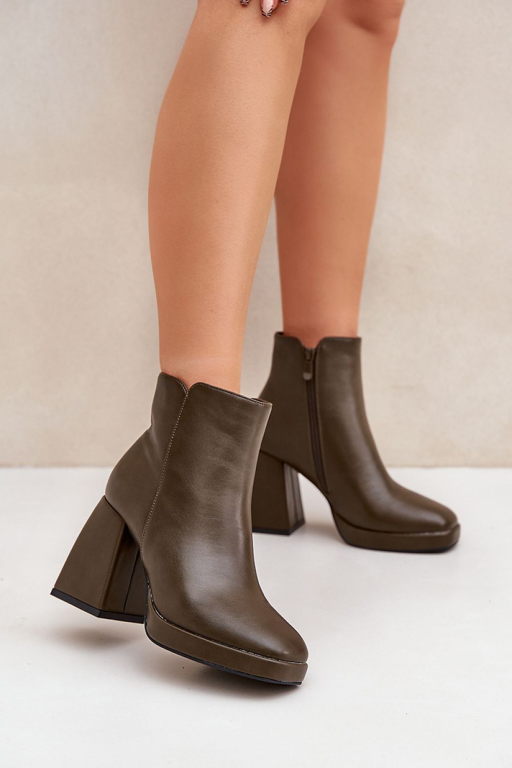  Botas de salto alto modelo 204677 Pise com estilo