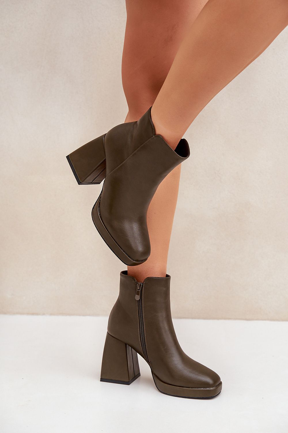  Botas de salto alto modelo 204677 Pise com estilo