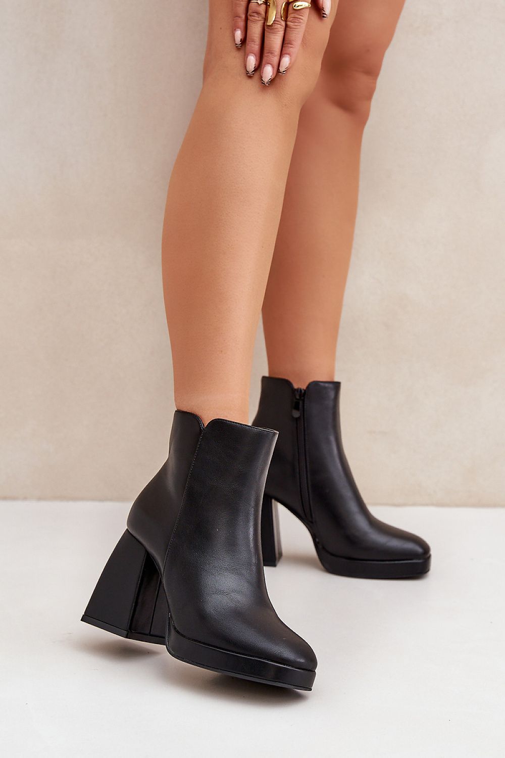  Botas de salto alto modelo 204678 Pise com estilo