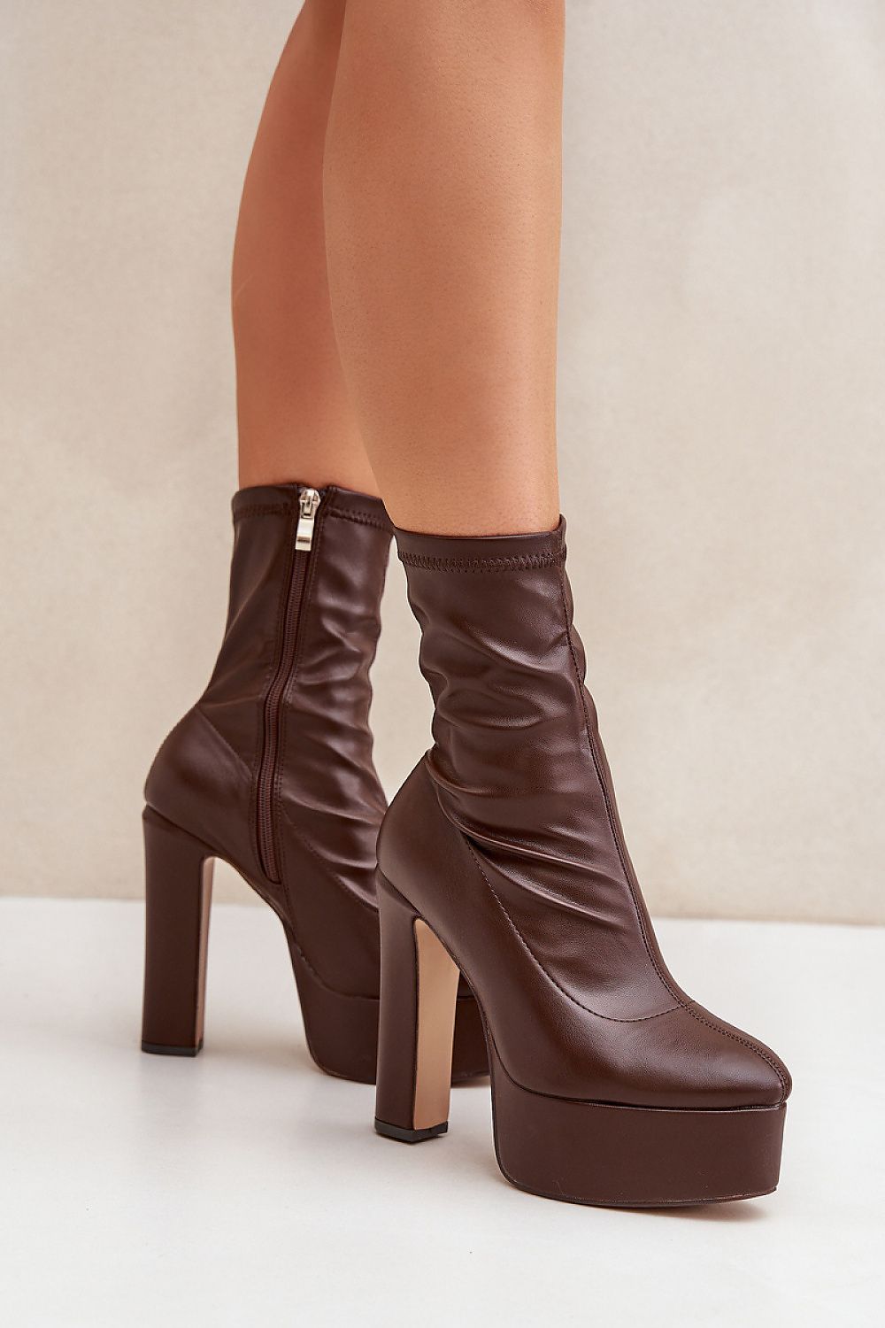  Botas de salto alto modelo 204696 Pise com estilo