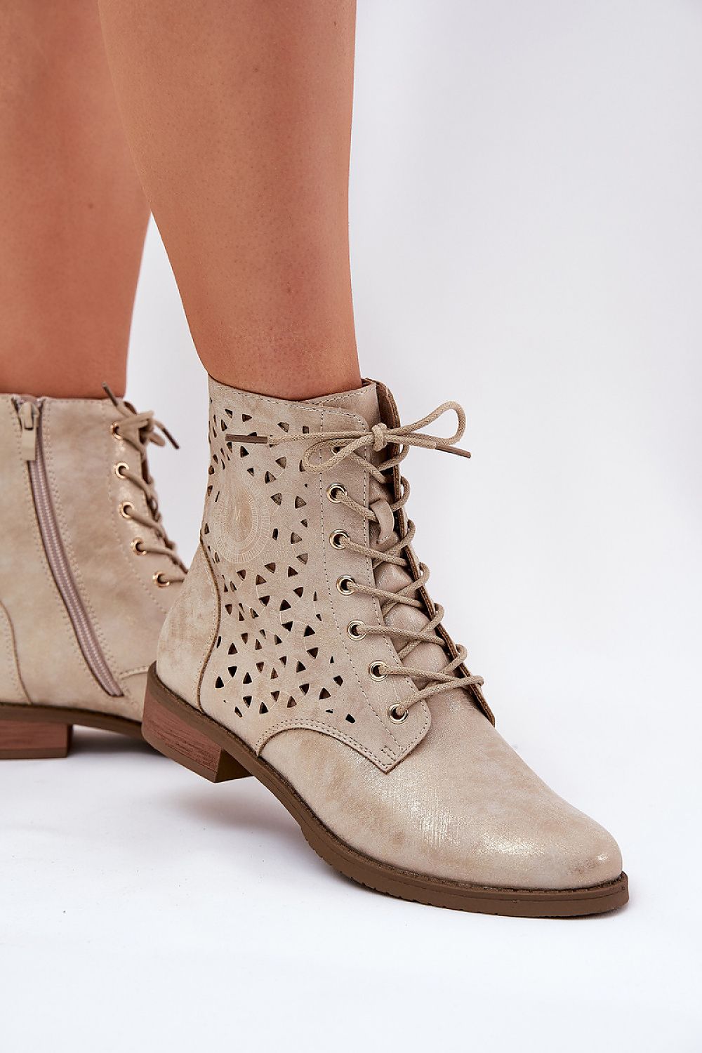  Botas modelo 208796 Pise com estilo
