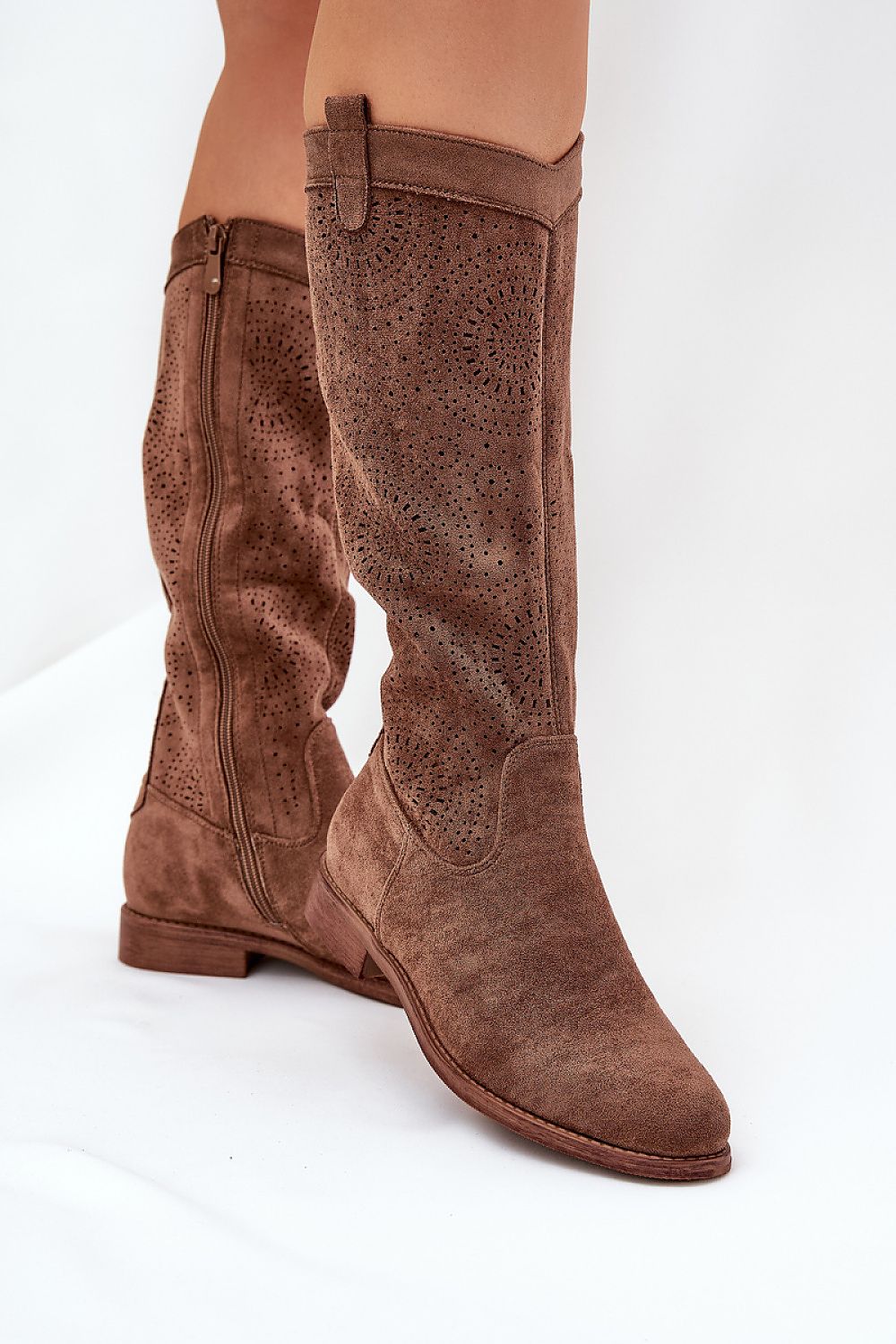  Botas de cano alto modelo 208811 Pise com estilo