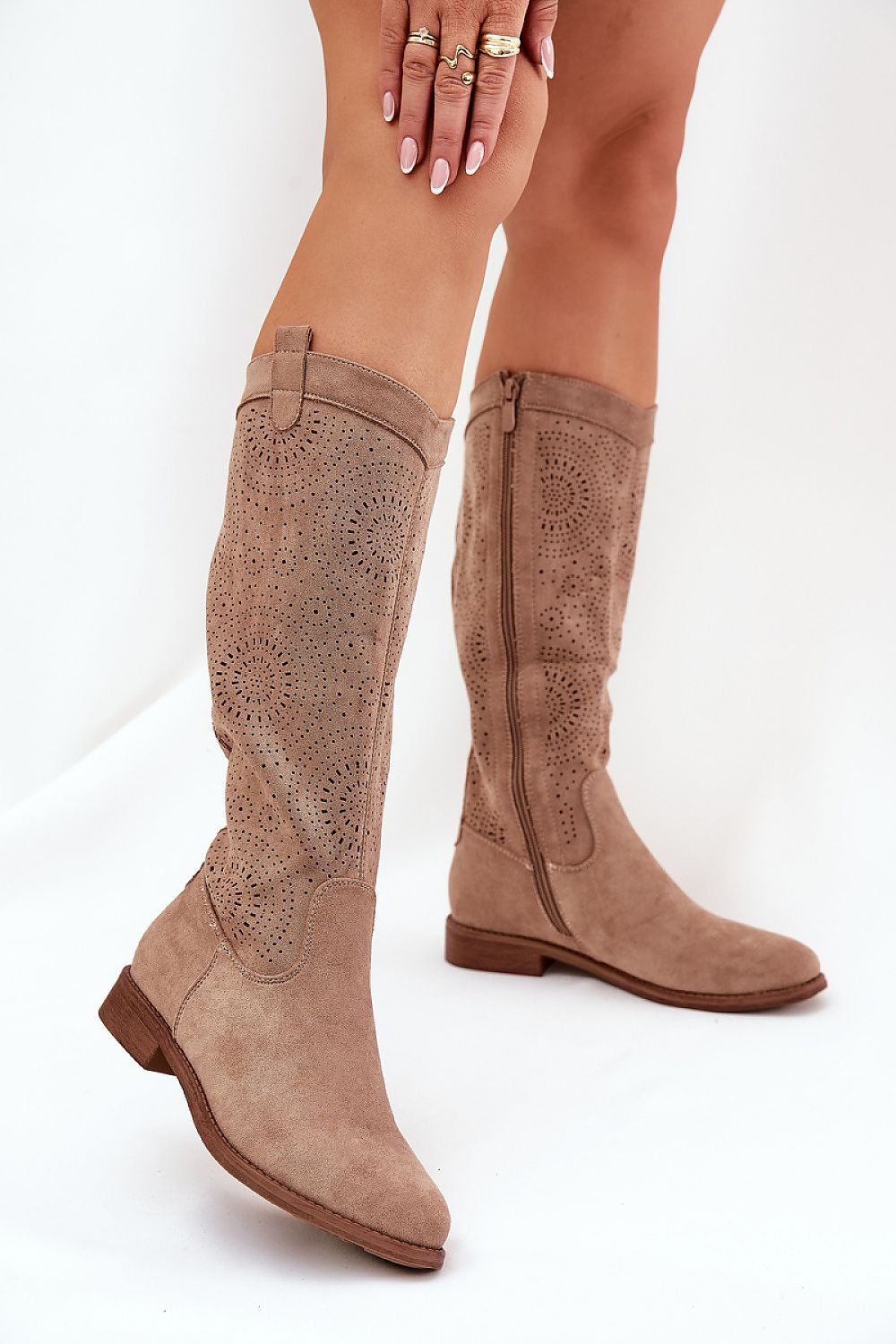  Botas de cano alto modelo 208812 Pise com estilo