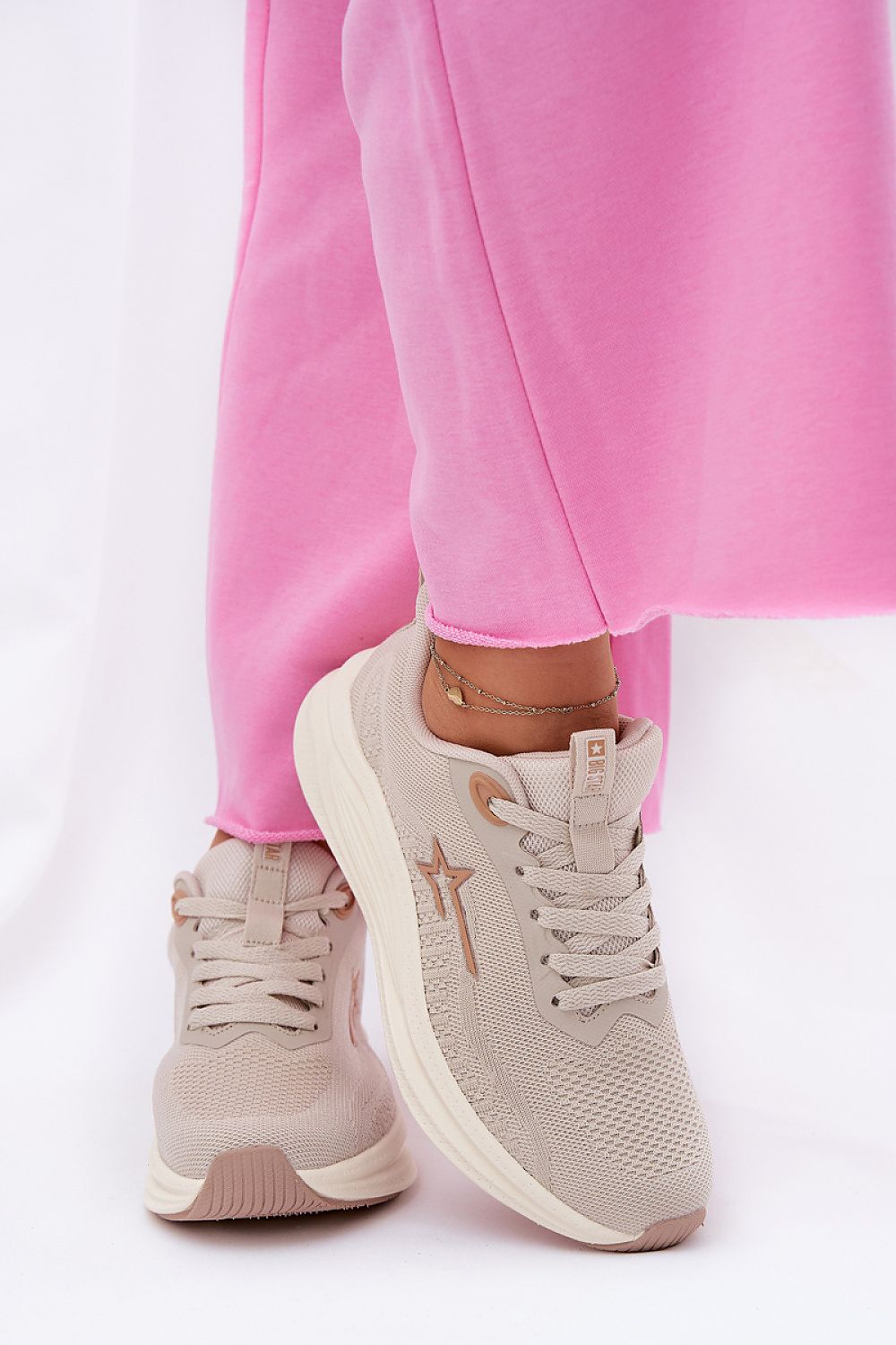  Sapatos desportivos modelo 211329 Pise com estilo
